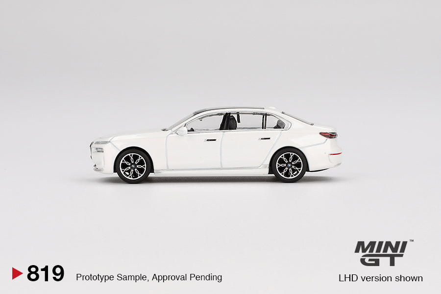 TSM Mini GT 1:64 BMW i7 xDrive60 Mineral White