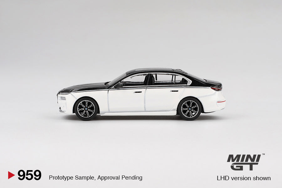TSM Mini GT 1:64 BMW i7 xDrive60 Alpine White / Black Sapphire (RHD)