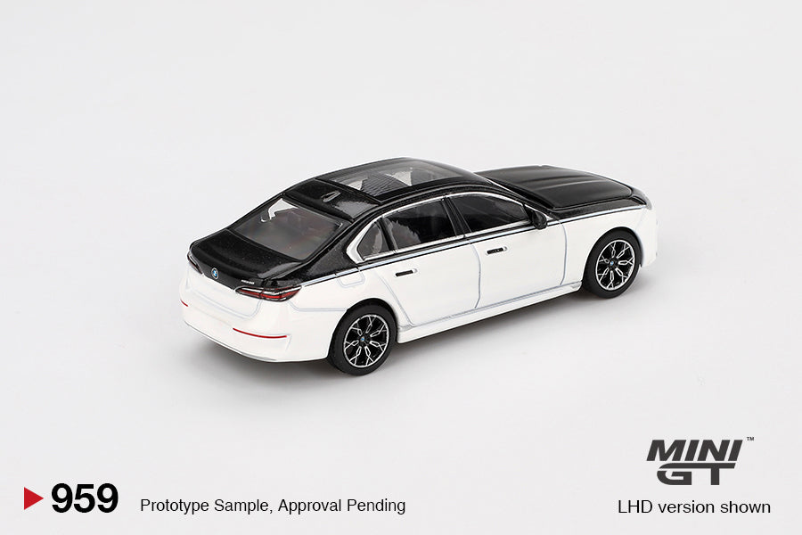 TSM Mini GT 1:64 BMW i7 xDrive60 Alpine White / Black Sapphire (RHD)