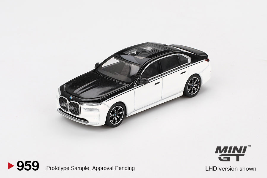 TSM Mini GT 1:64 BMW i7 xDrive60 Alpine White / Black Sapphire (RHD)