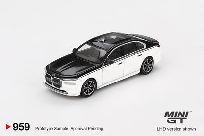 TSM Mini GT 1:64 BMW i7 xDrive60 Alpine White / Black Sapphire (RHD)