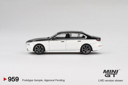 TSM Mini GT 1:64 BMW i7 xDrive60 Alpine White / Black Sapphire (RHD)